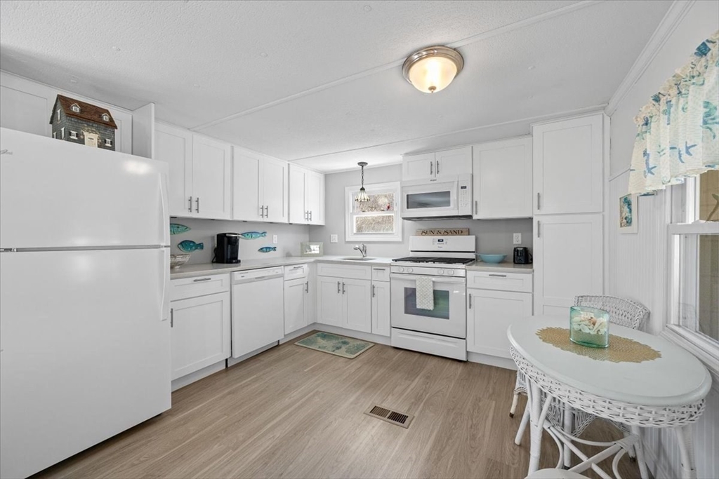 43 Amos Way Wareham, MA 02558 - Photo 8 of 34