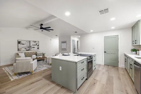 a view of a backyard