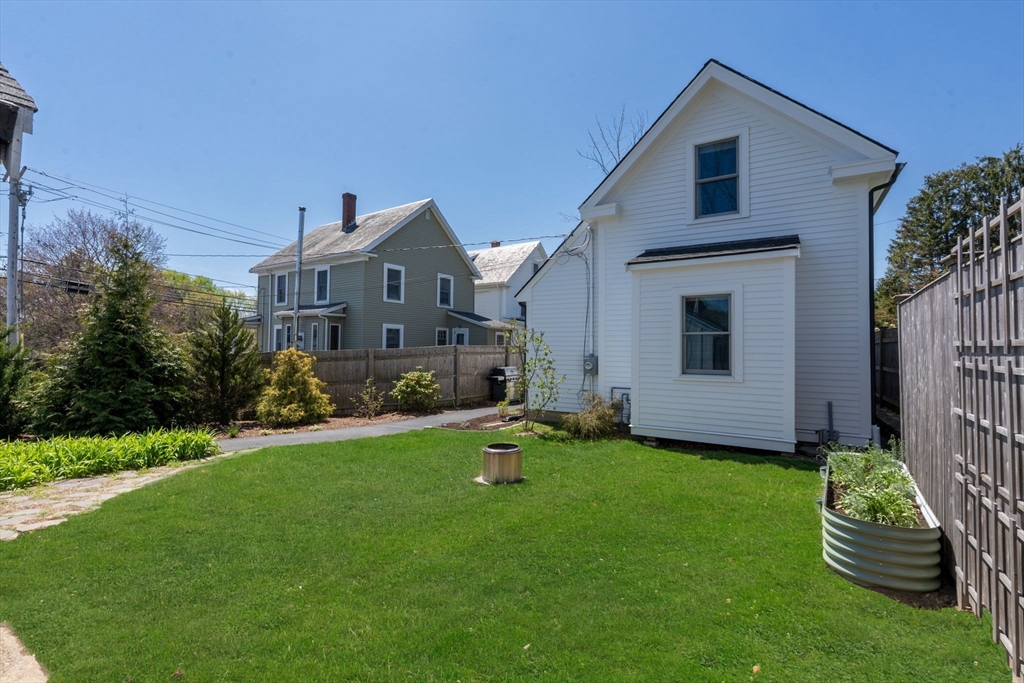 39 Topsfield Road Ipswich, MA 01938 - Photo 3 of 40