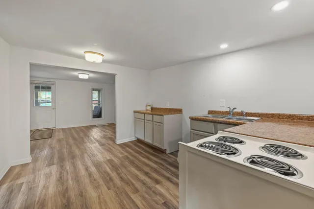 $89,900 | 411 Hinckley Boulevard, Jackson, MI 49203