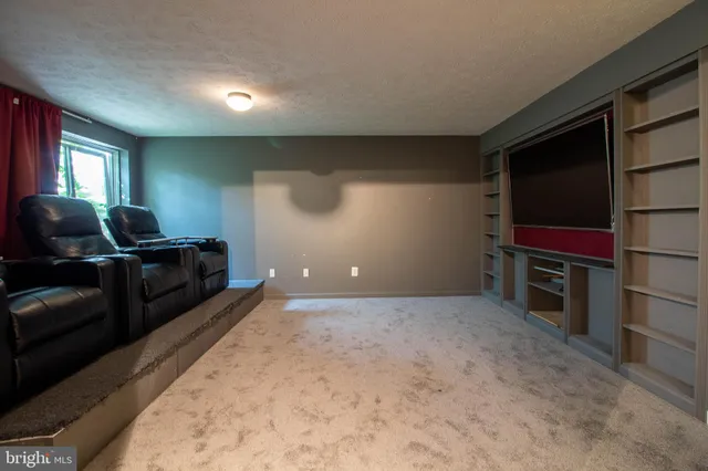 a view of a livingroom with furniture