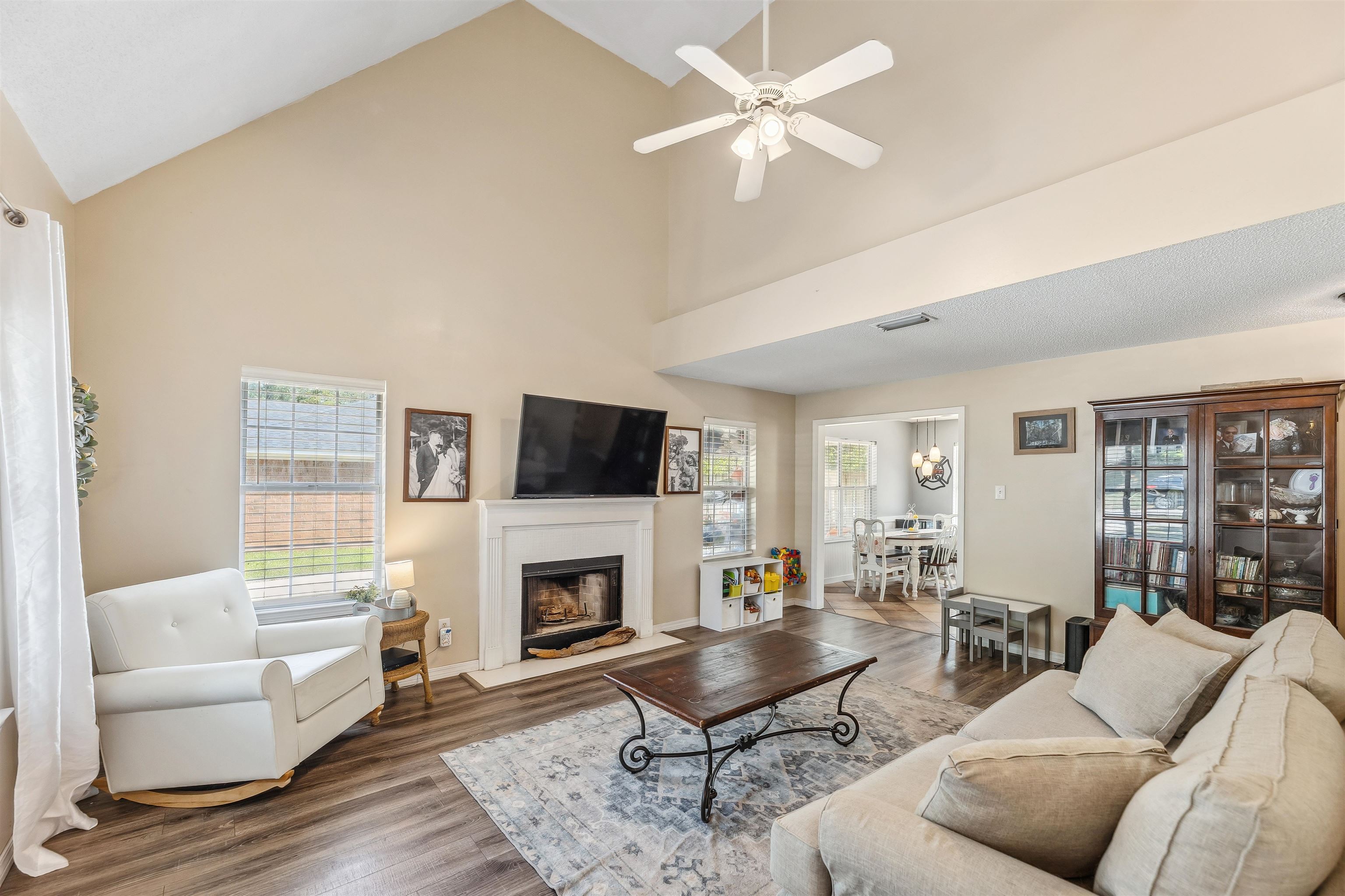 183 Richmond Road Daphne, AL 36526 - Photo 6 of 19 Living Room