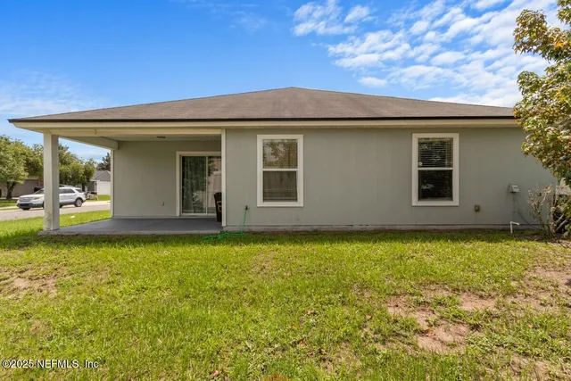 a view of a house with a backyard
