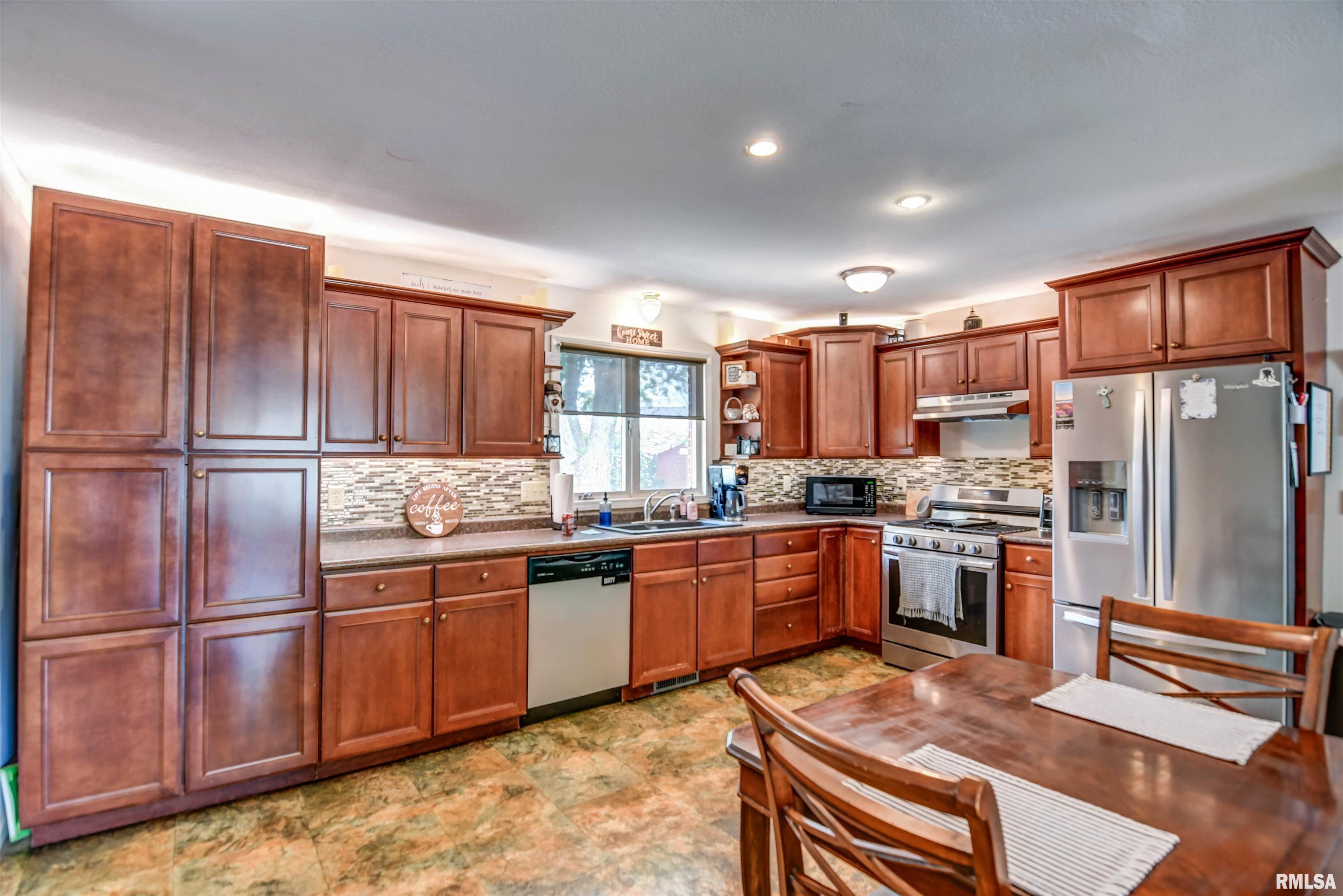 46 Park Lane Clinton, IL 61727 - Photo 12 of 57