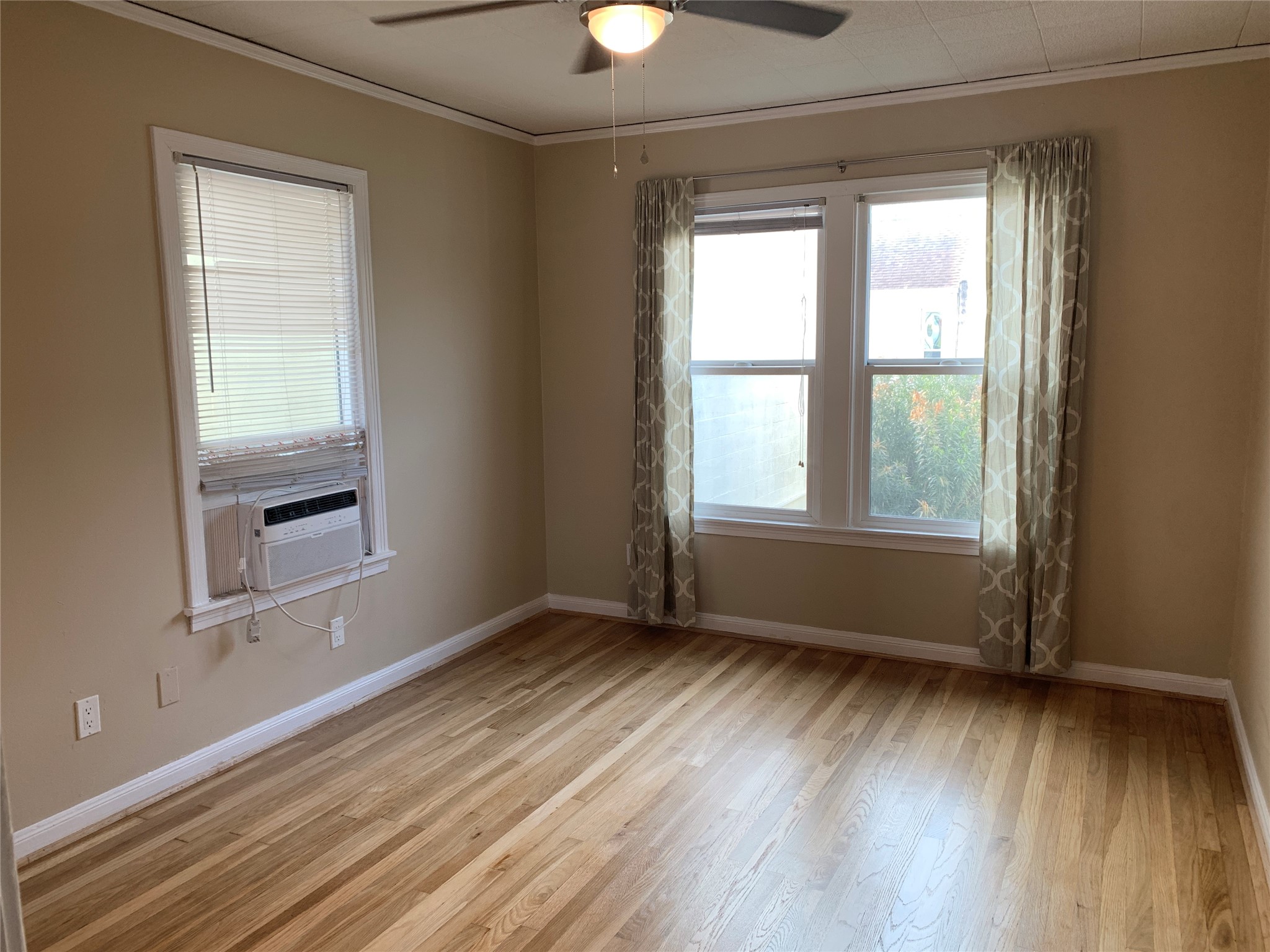 307 Avondale Street, Unit 1 5 Houston, TX 77006 - Photo 13 of 20 Another view of bedroom. Corner unit with neutral colors throughout.