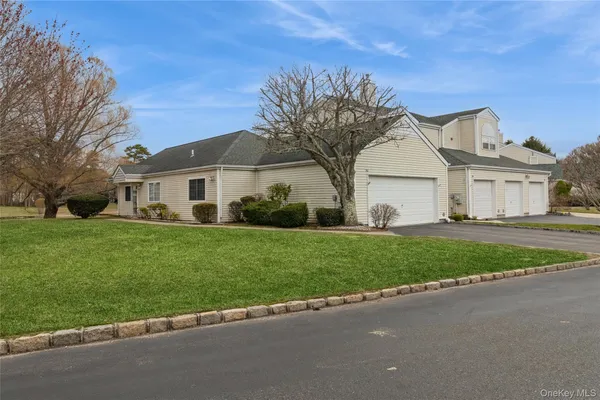 $479,999 | 202 Gothic Circle, Manorville, NY 11949