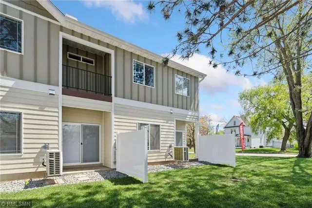 $2,095 | 425 West 8th Street, Unit 23, New Richmond, WI 54017