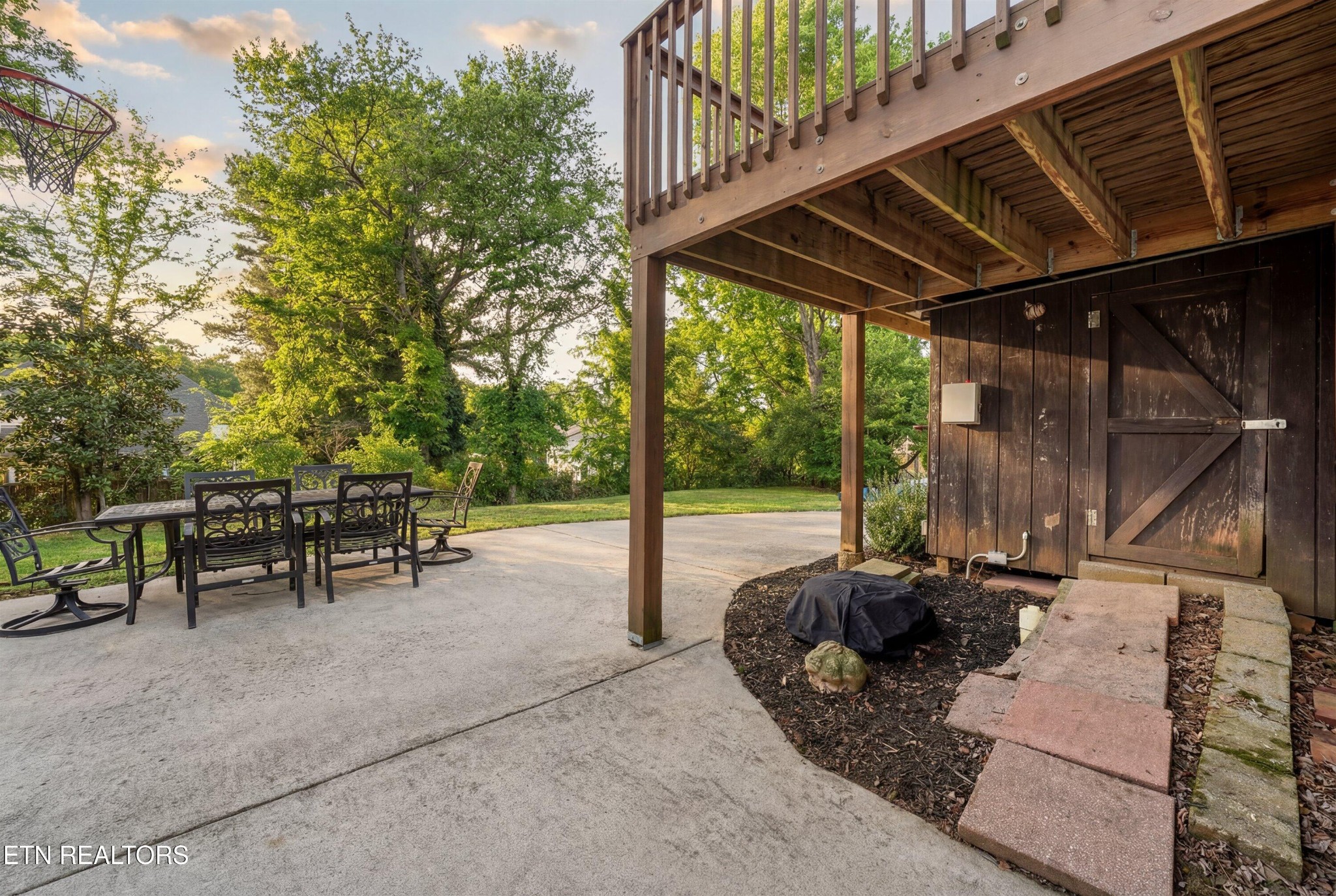 6911 Nubbin Ridge Drive Knoxville, TN 37919 - Photo 33 of 46 a view of backyard with table and chairs and potted plants