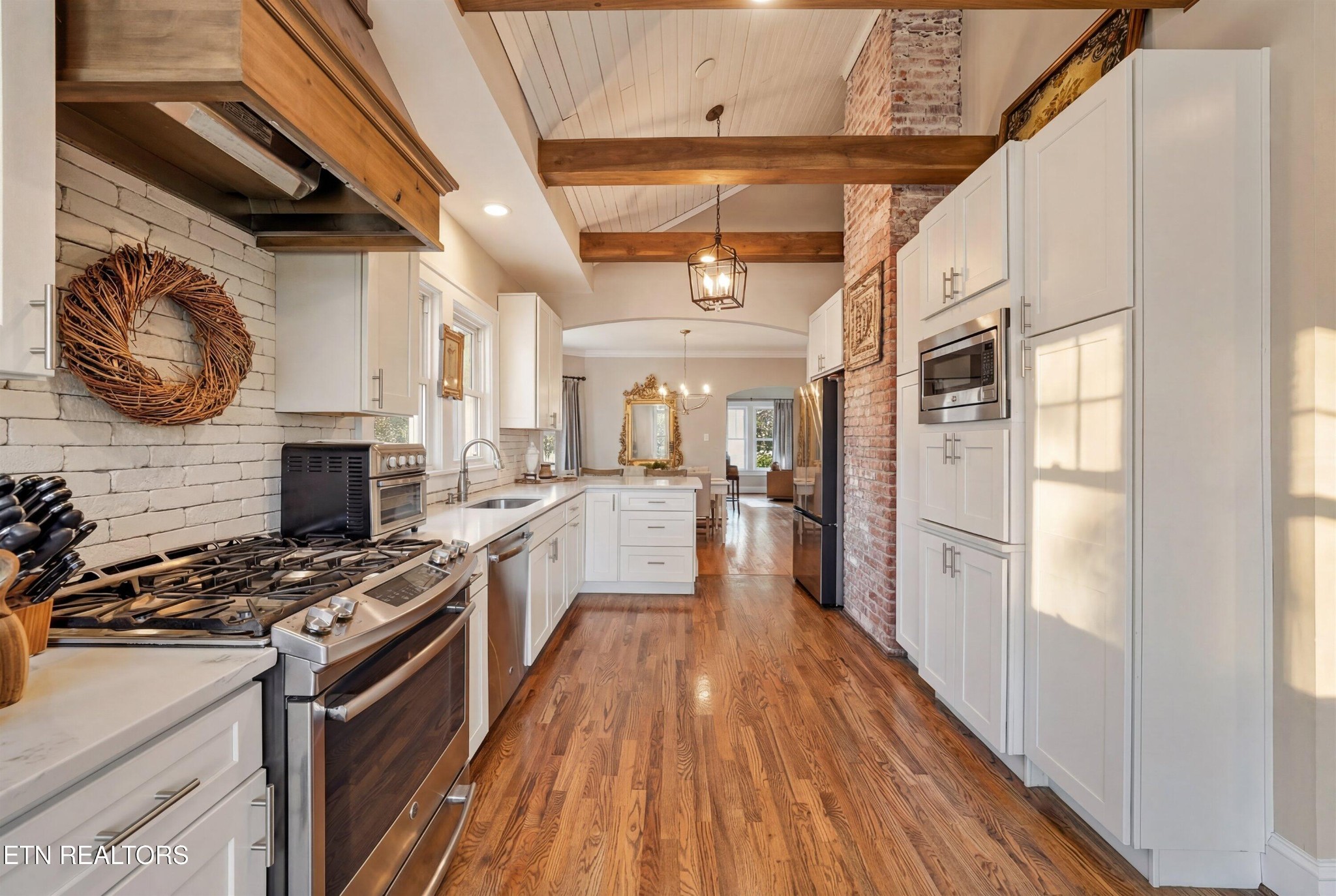6911 Nubbin Ridge Drive Knoxville, TN 37919 - Photo 5 of 46 a kitchen with stainless steel appliances granite countertop a stove and a refrigerator