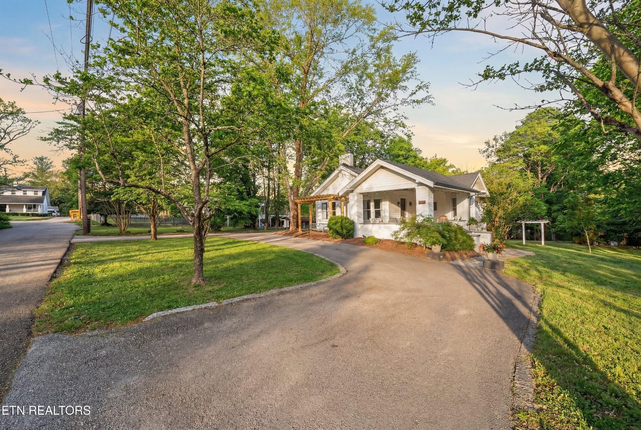 6911 Nubbin Ridge Drive Knoxville, TN 37919 - Photo 7 of 46 a front view of house with yard and green space