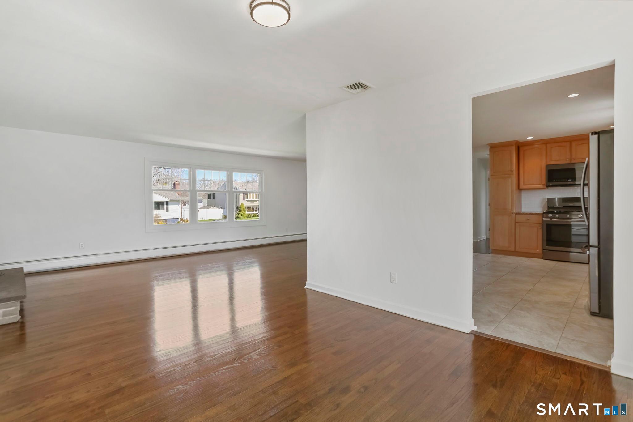 195 Post Oak Road Stratford, CT 06614 - Photo 7 of 32