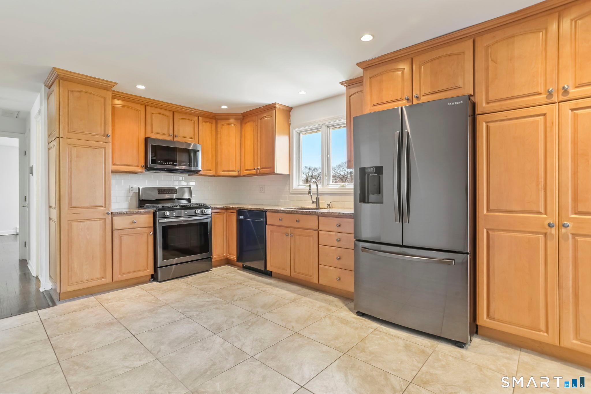 195 Post Oak Road Stratford, CT 06614 - Photo 8 of 32