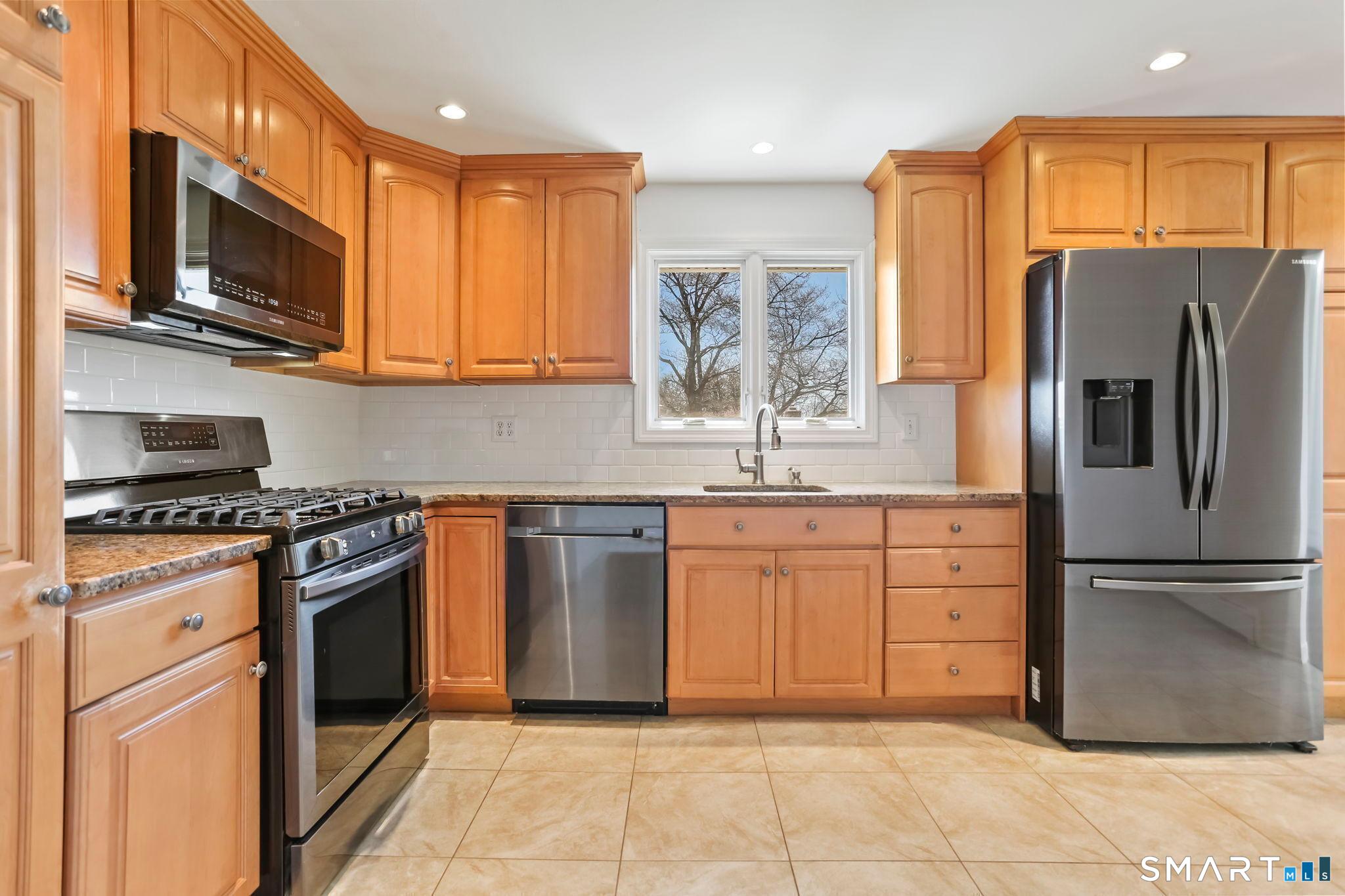 195 Post Oak Road Stratford, CT 06614 - Photo 9 of 32