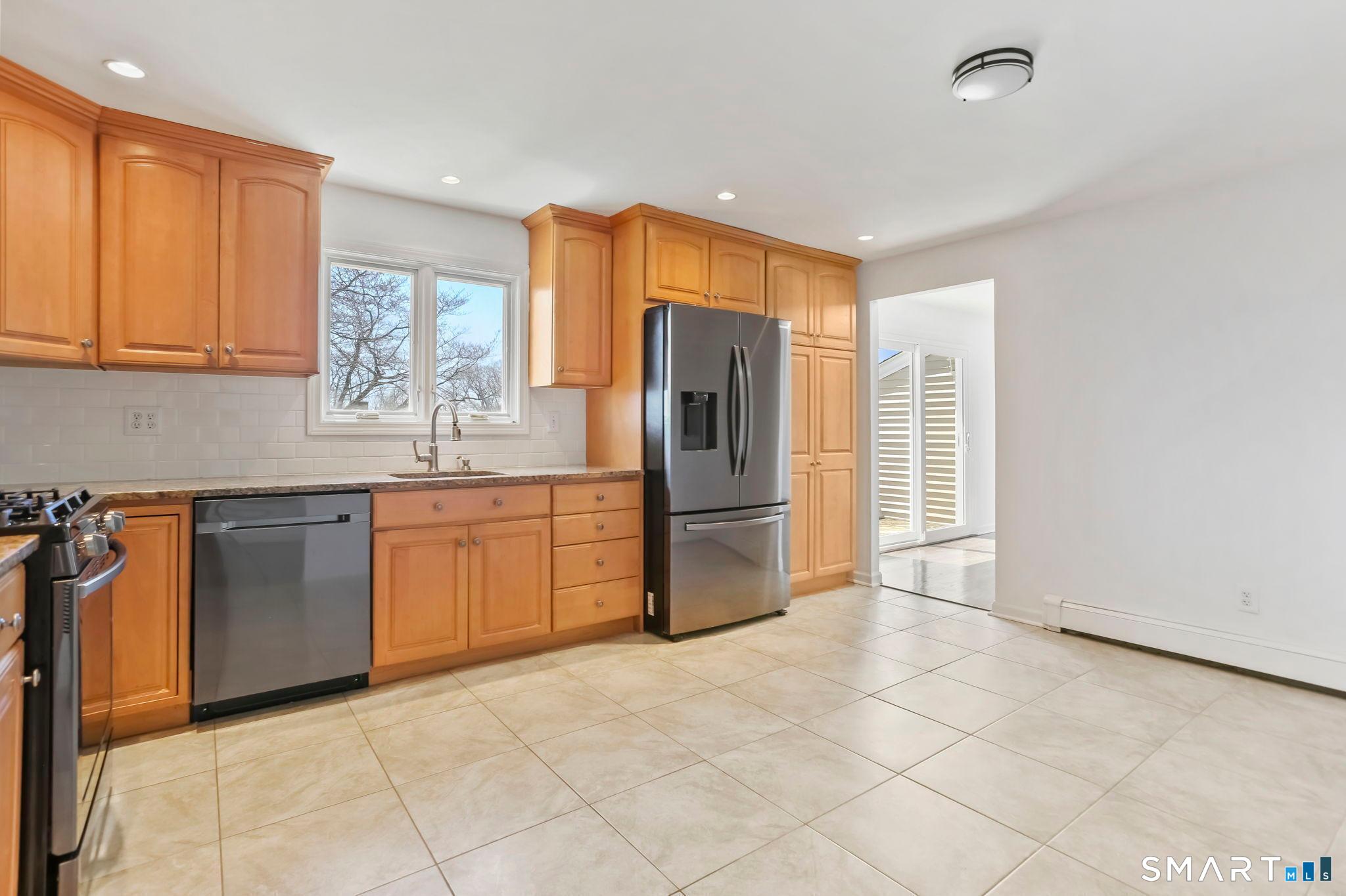 195 Post Oak Road Stratford, CT 06614 - Photo 10 of 32