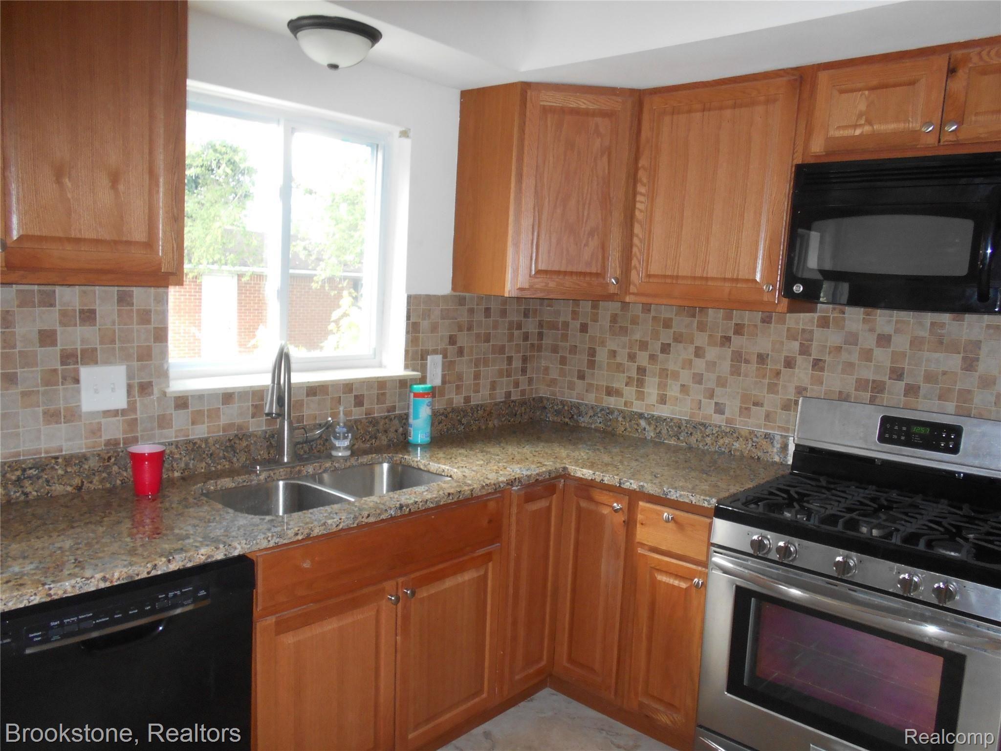 24570 Kelly Road Eastpointe, MI 48021 - Photo 34 of 38 DSCN1837.JPG