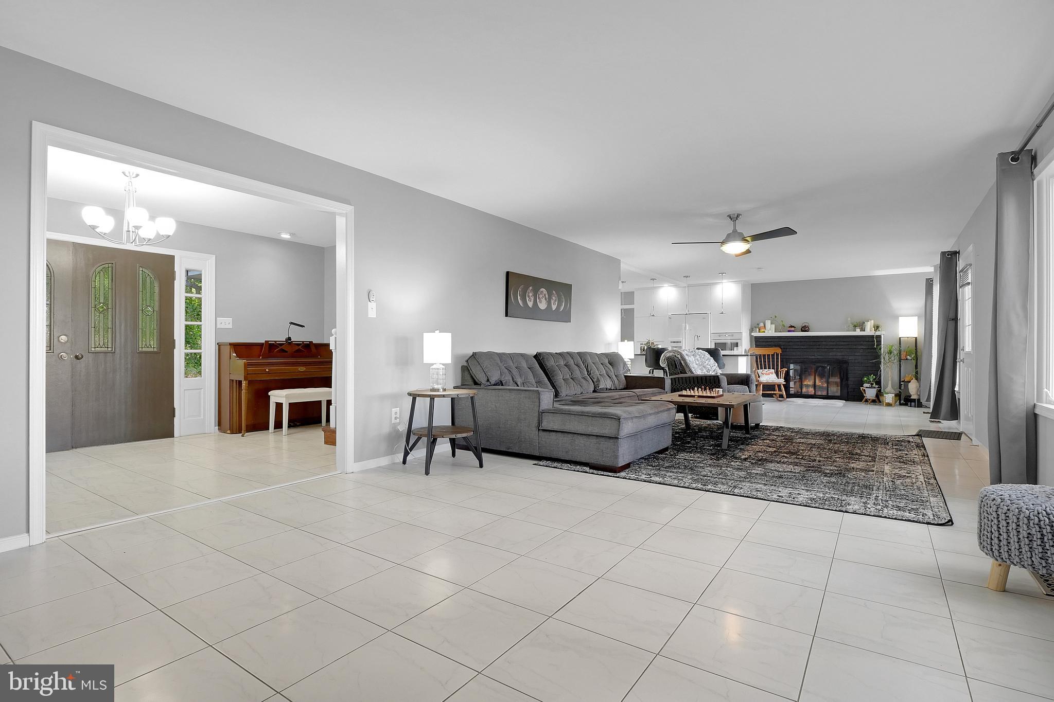 3223 Riverview Drive Triangle, VA 22172 - Photo 11 of 81 Expansive Living Room