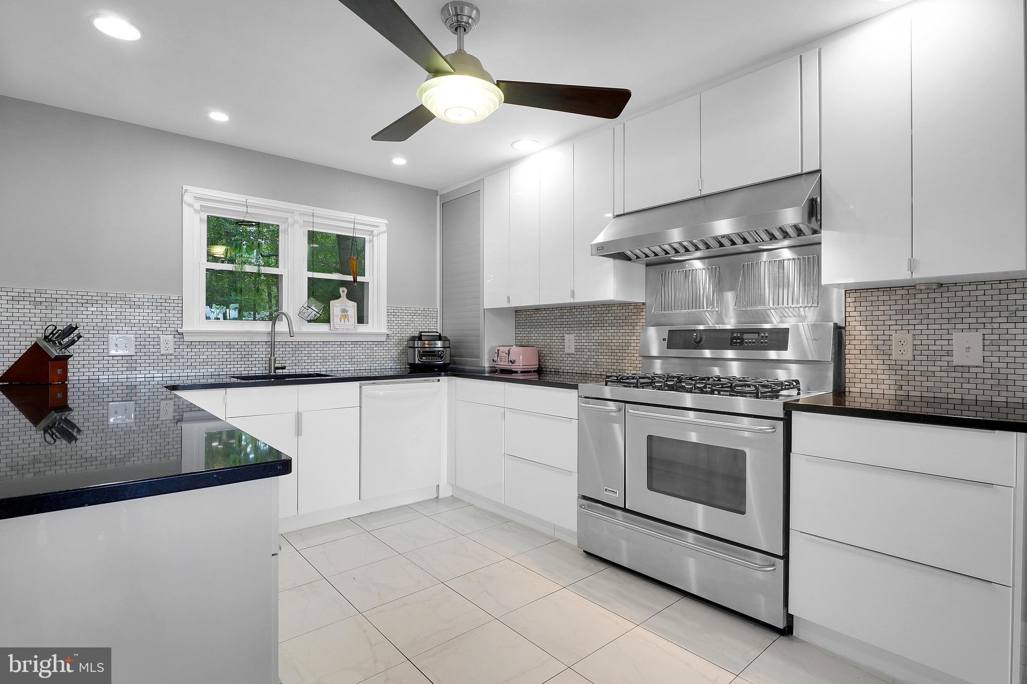 3223 Riverview Drive Triangle, VA 22172 - Photo 17 of 81 Modern and Updated Kitchen