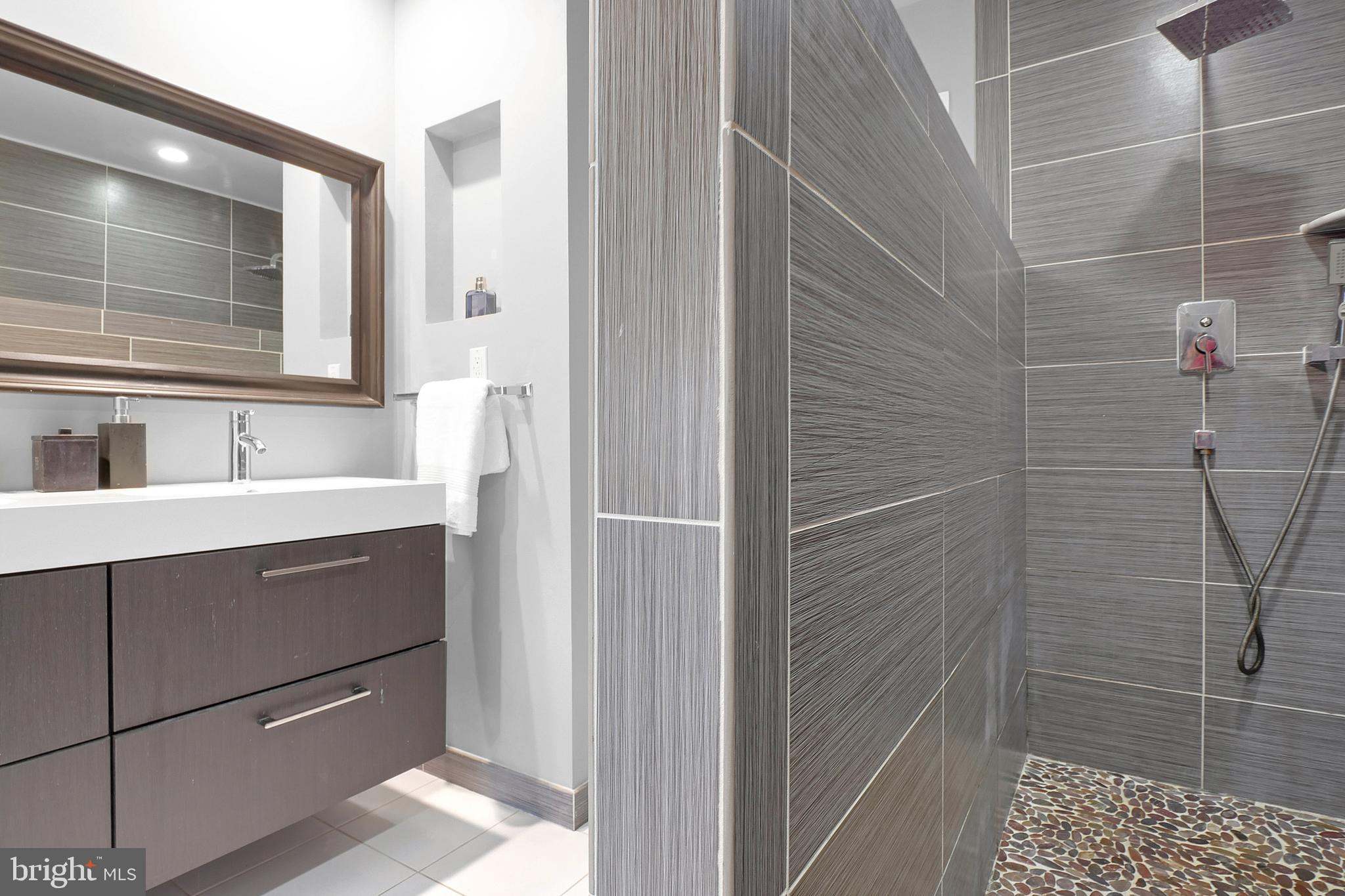 3223 Riverview Drive Triangle, VA 22172 - Photo 25 of 81 Updated En Suite Primary Bathroom