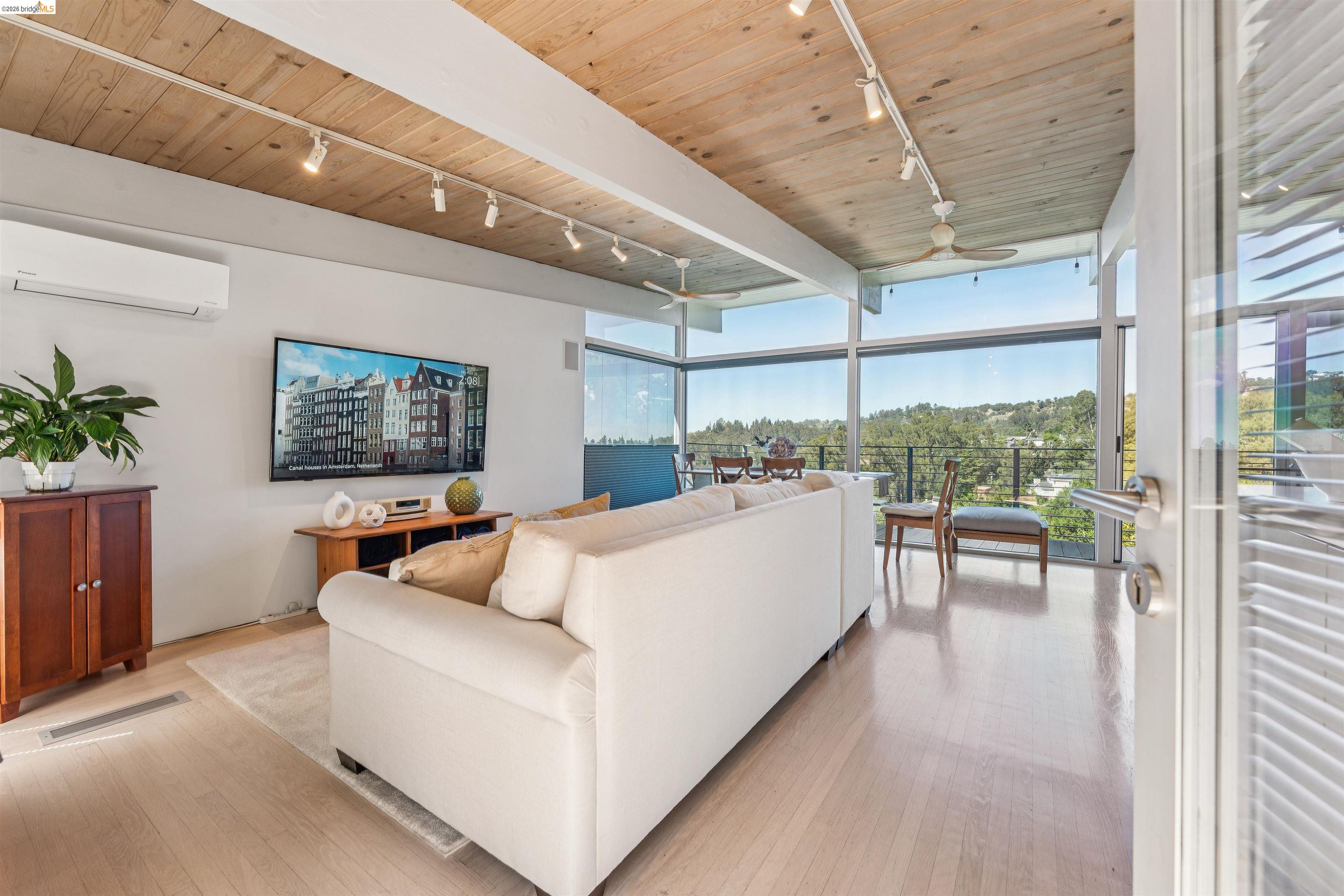 6733 Snake Road Oakland, CA 94611 - Photo 5 of 57