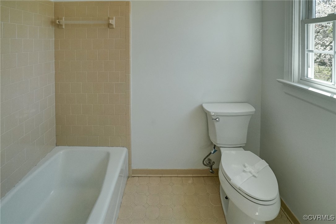 13401 Glendower Road Midlothian, VA 23113 - Photo 32 of 41 Tub/Shower and commode area of Primary Suite Bath