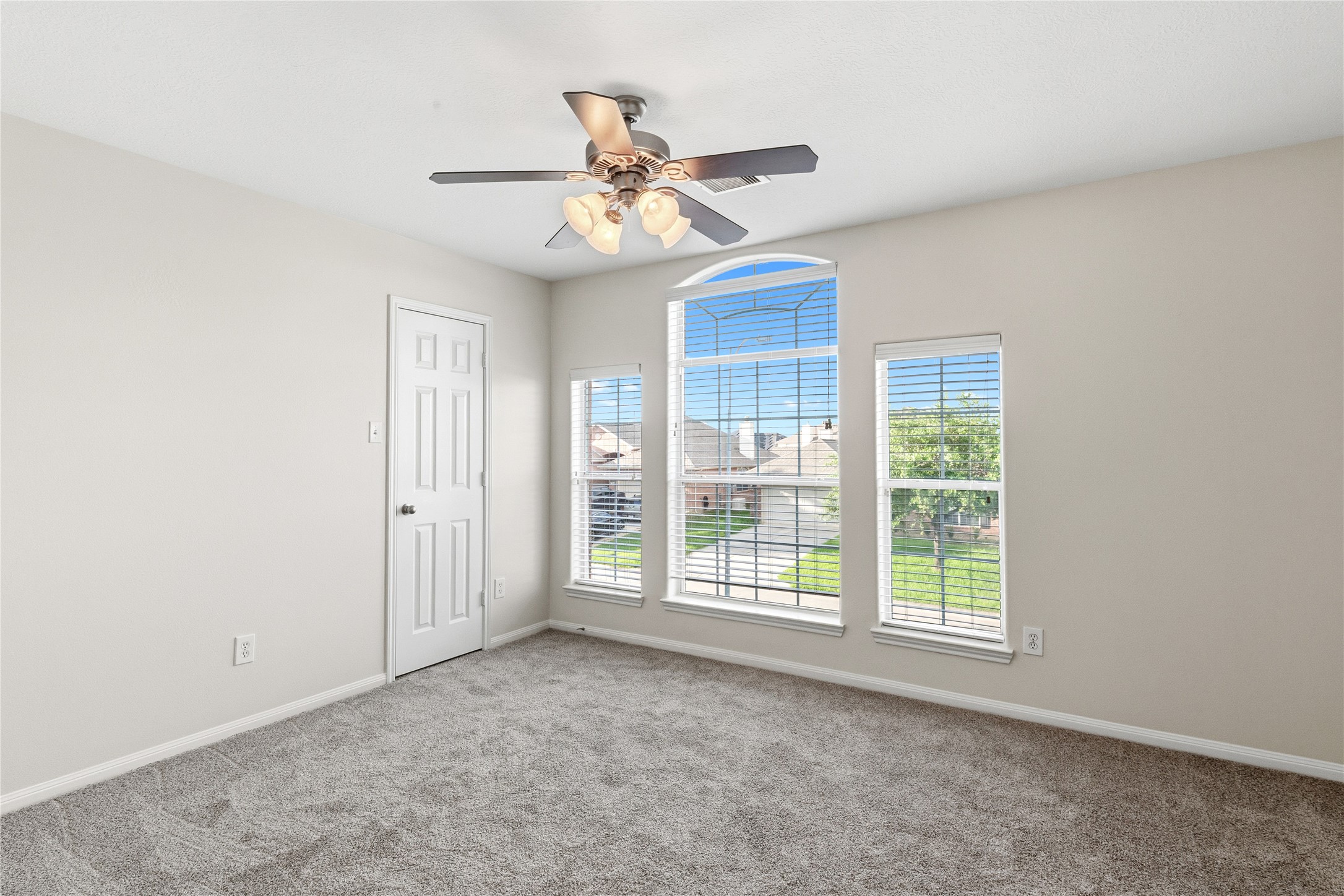 6211 Stone Hill Road Spring, TX 77389 - Photo 32 of 43 an empty room with windows and fan