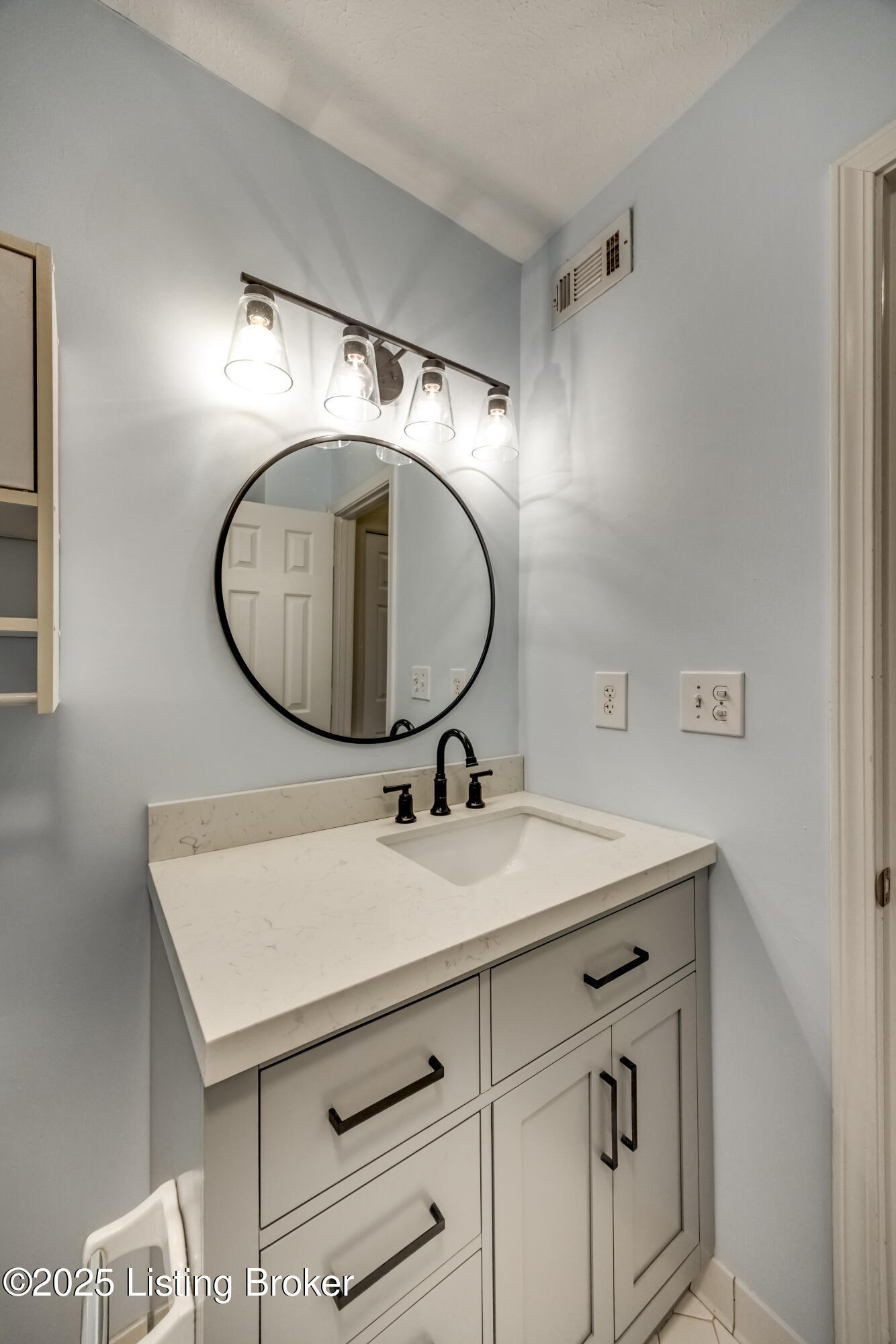 410 Mockingbird Valley Road, Unit 1 Louisville, KY 40207 - Photo 20 of 39 2Y0A5604-A