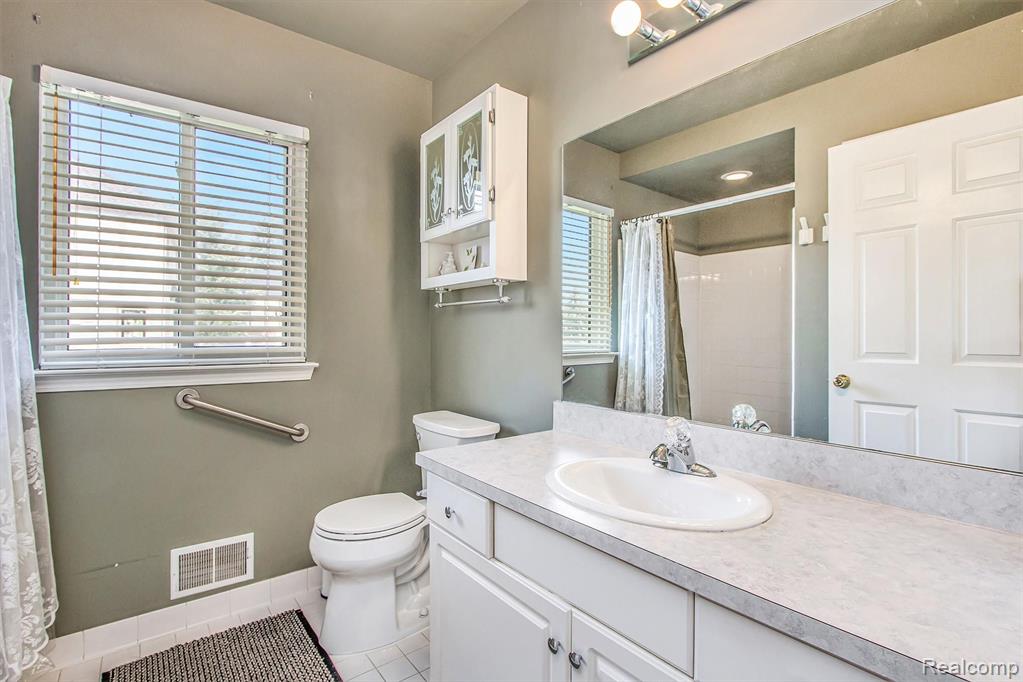 47946 Sugarbush Road New Baltimore, MI 48047 - Photo 16 of 34
