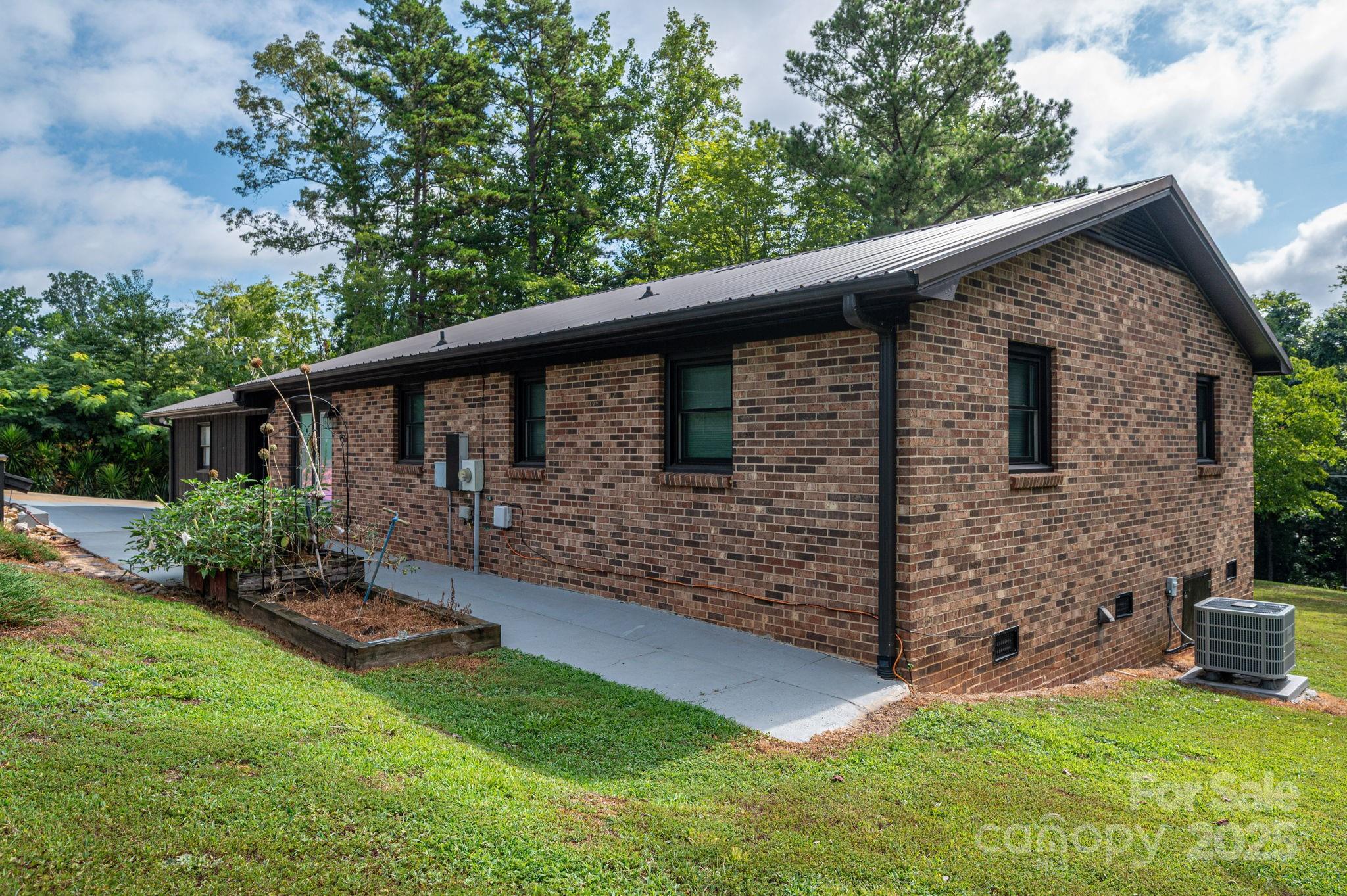 3076 Gates Road Lincolnton, NC 28092 - Photo 26 of 36 a backyard of a house with plants and large tree