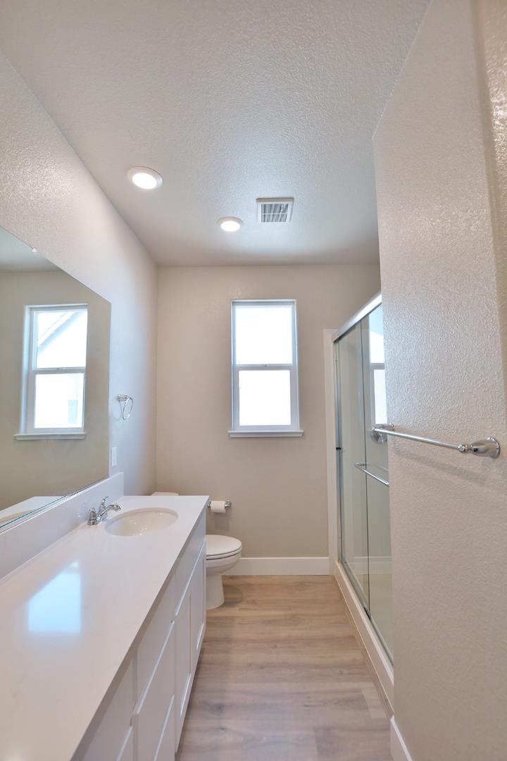 809 Big Range Way Rocklin, CA 95765 - Photo 26 of 31 a spacious bathroom with a bathtub and a sink