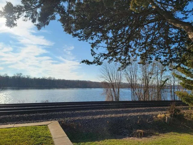 $199,900 | 39 North Shore Drive, Fountain City, WI 54629