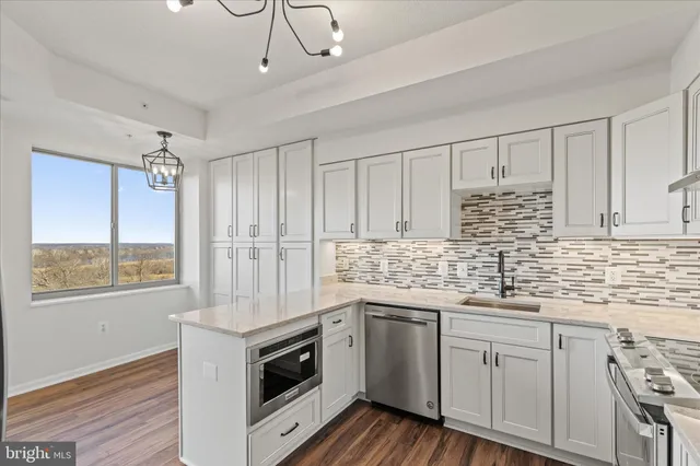 $575,000 | 19355 Cypress Ridge Terrace, Unit 612, Leesburg, VA 20176