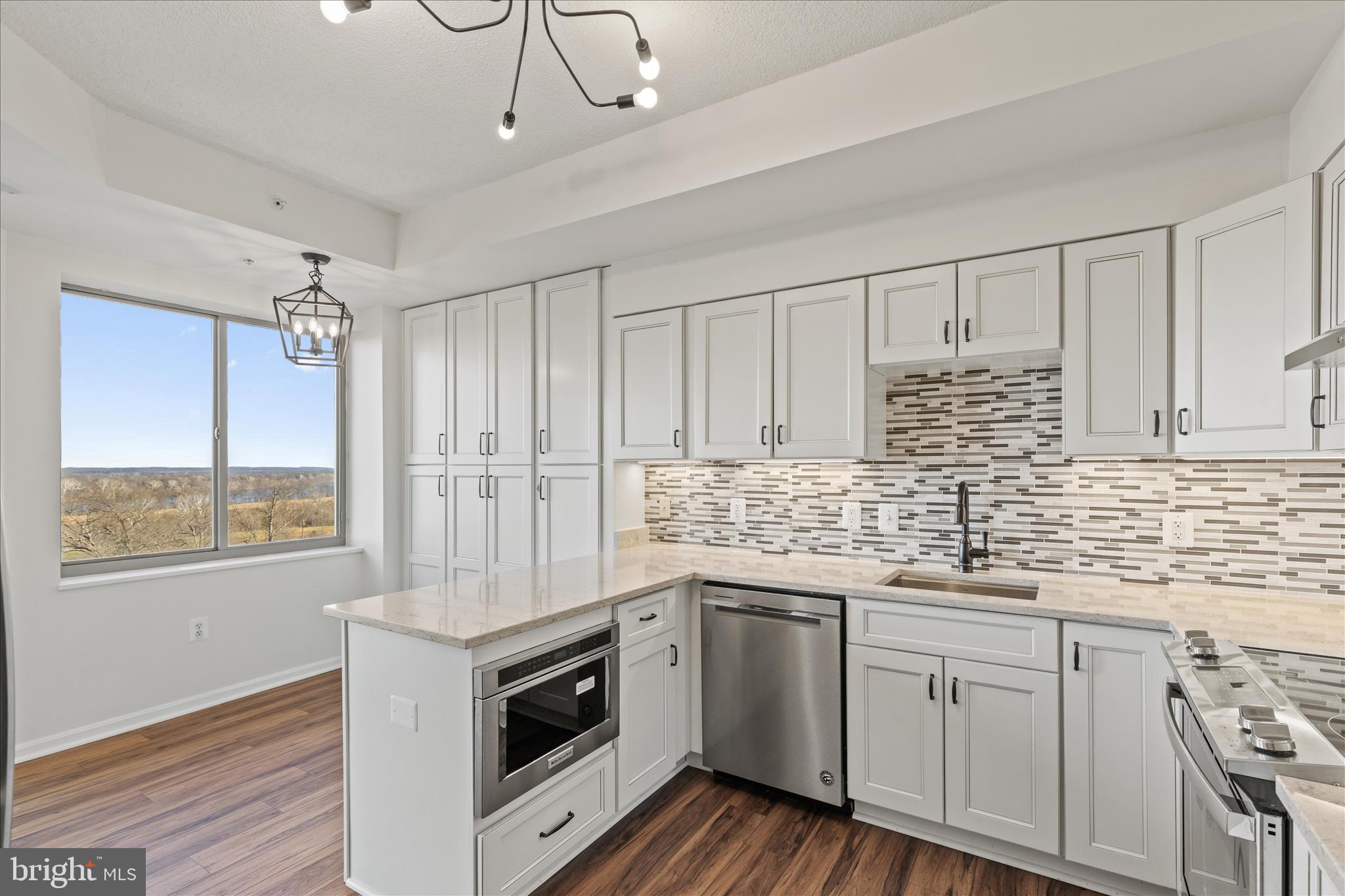 19355 Cypress Ridge Terrace, Unit 612 Leesburg, VA 20176 - Photo 15 of 64 Fully renovated kitchen