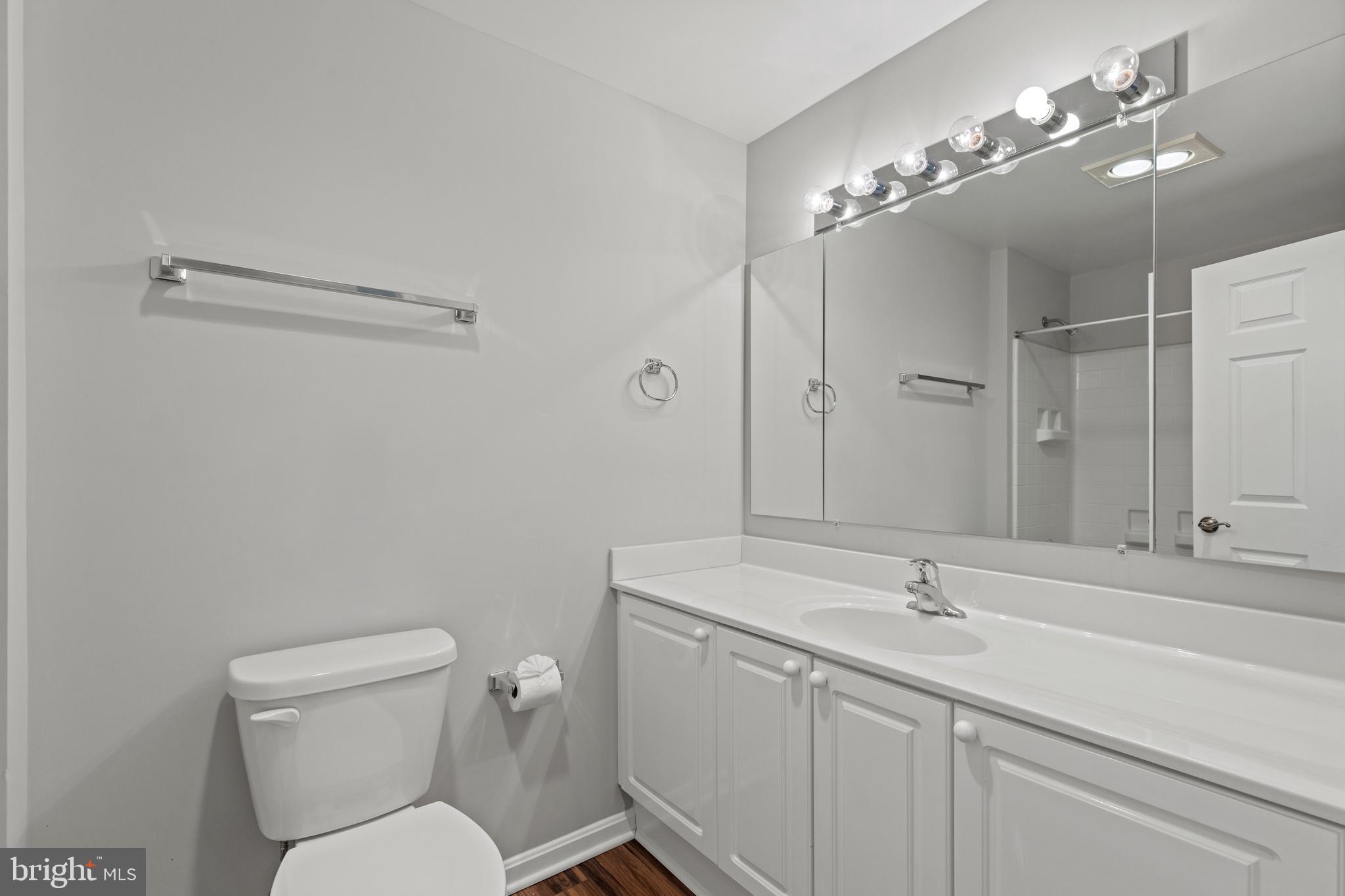 19355 Cypress Ridge Terrace, Unit 612 Leesburg, VA 20176 - Photo 30 of 65 Bathroom #2