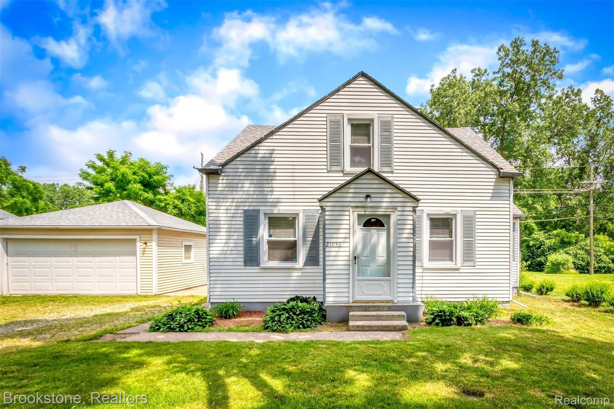 21038-Gill-Rd-Farmington-MI-48335-WindowStill-Real-Estate-Photography-36-TAedit-crop3.jpg