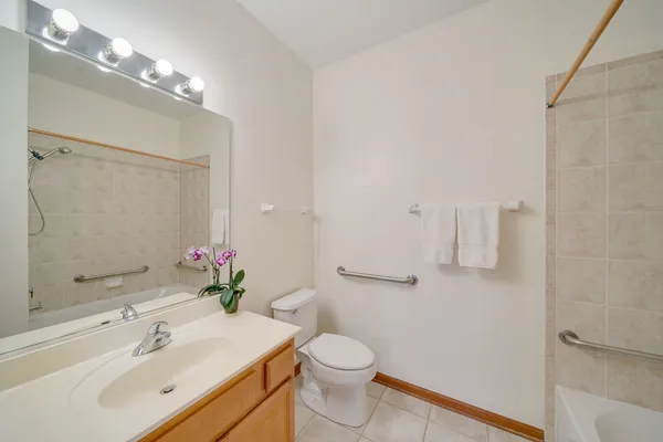 $395,000 | 2370 Carillon Drive, Grayslake, IL 60030