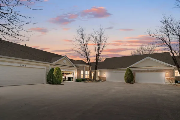 $395,000 | 2370 Carillon Drive, Grayslake, IL 60030