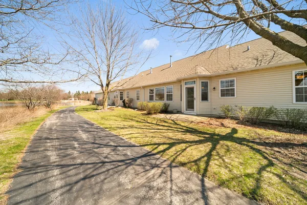 $395,000 | 2370 Carillon Drive, Grayslake, IL 60030