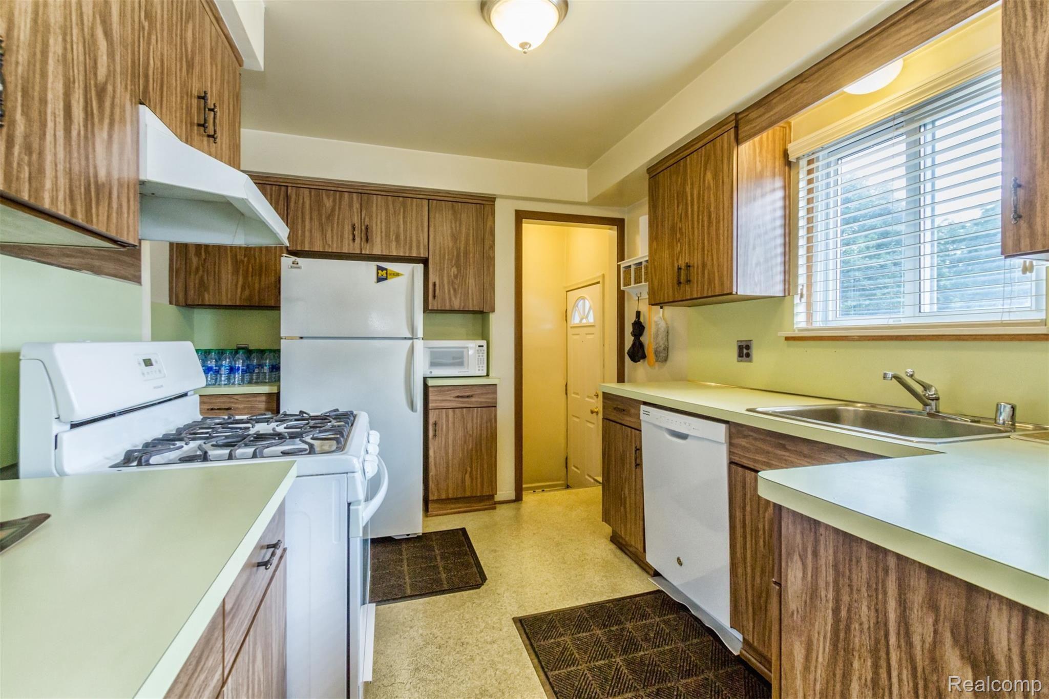 3853 Harding Street Dearborn, MI 48124 - Photo 11 of 32 13.jpg