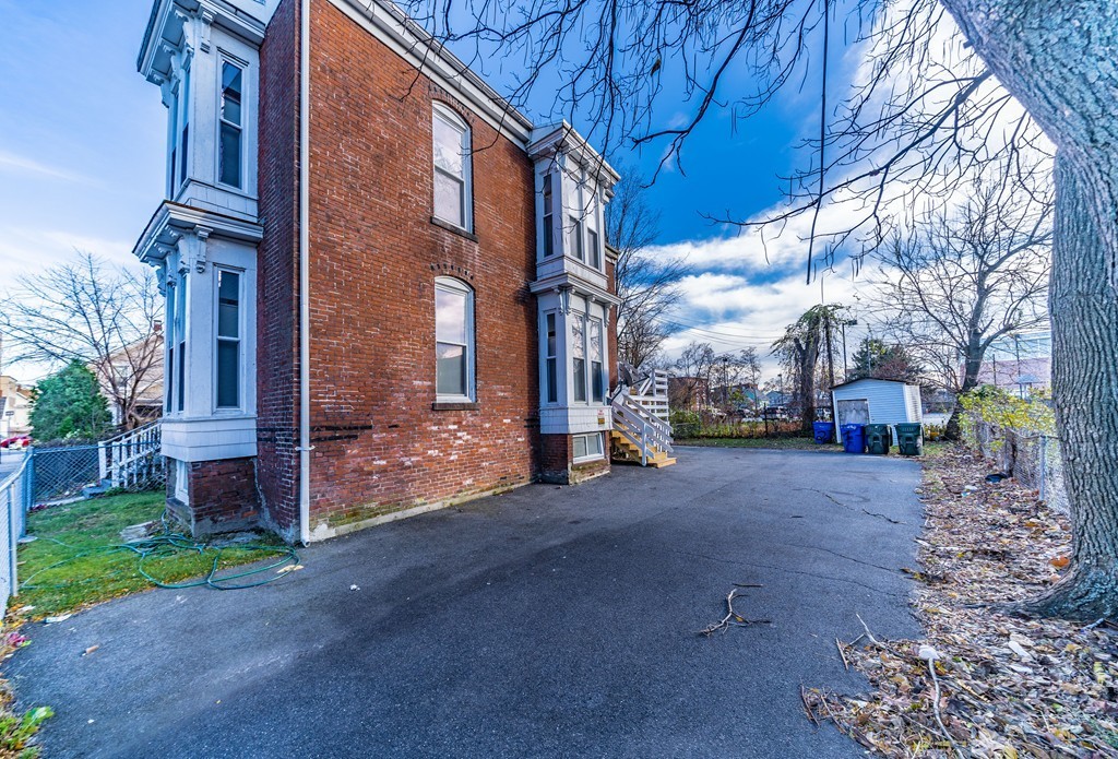 29 Lillian Street Springfield, MA 01109 - Photo 3 of 27