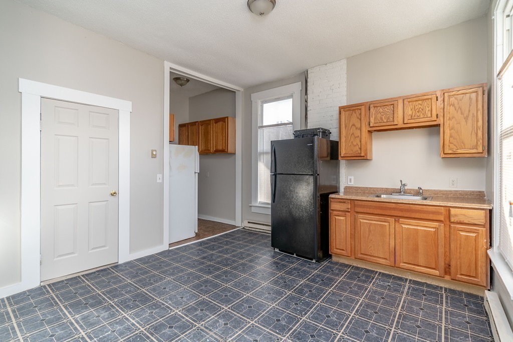 29 Lillian Street Springfield, MA 01109 - Photo 8 of 27