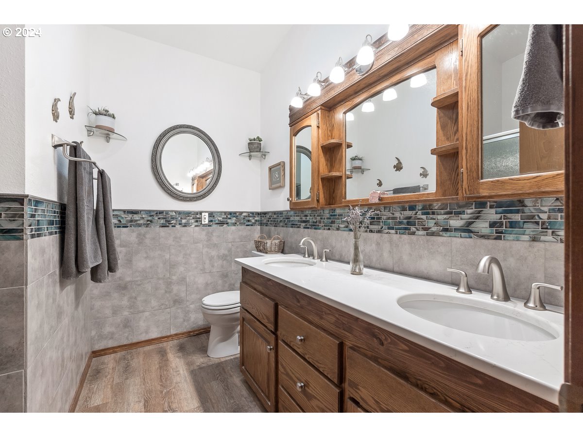 54638 Reid Road Scappoose, OR 97056 - Photo 19 of 48 Owner's Suite Bathroom
