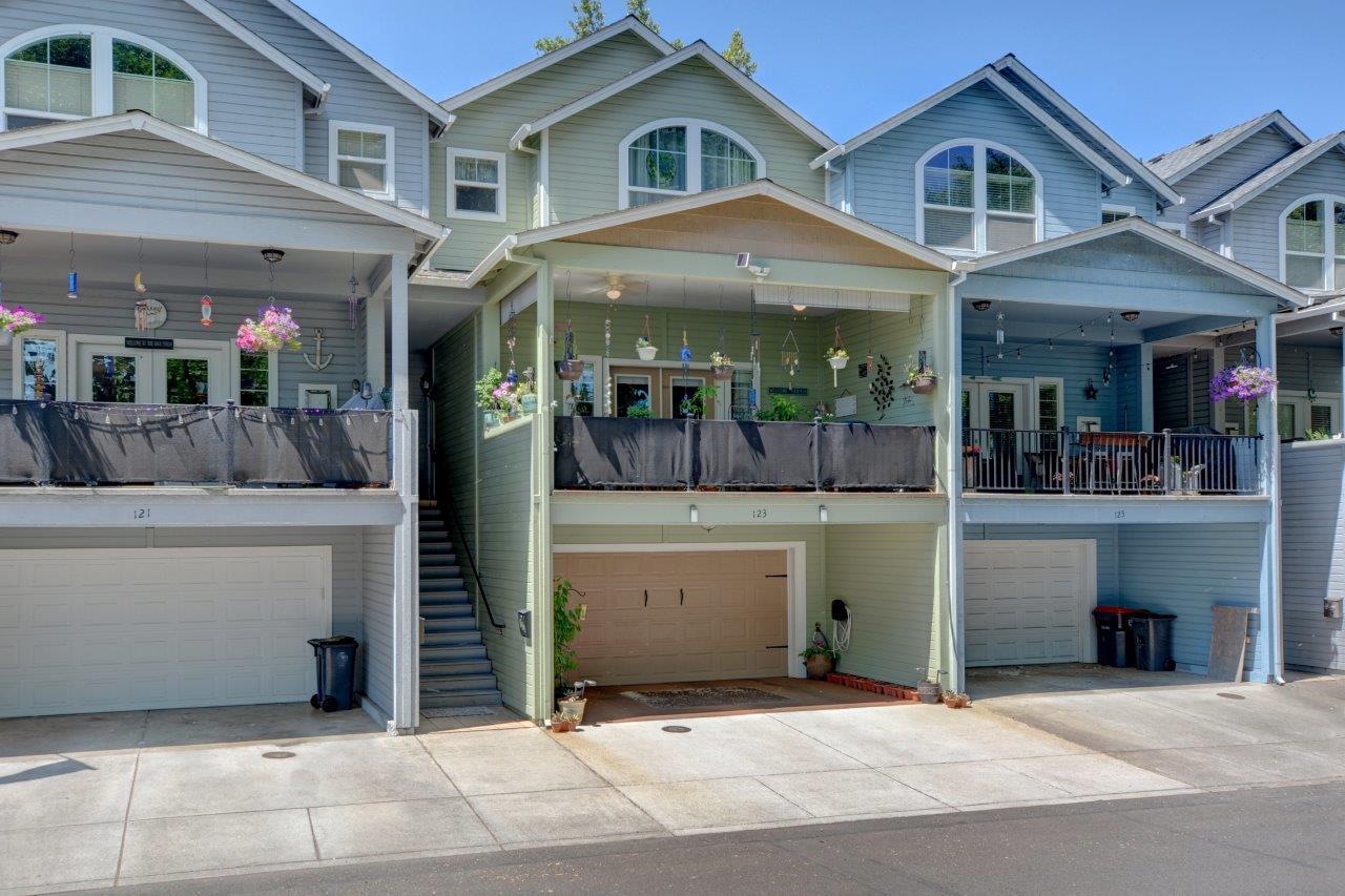 123 North 6th Street Central Point, OR 97502 - Photo 1 of 33 01