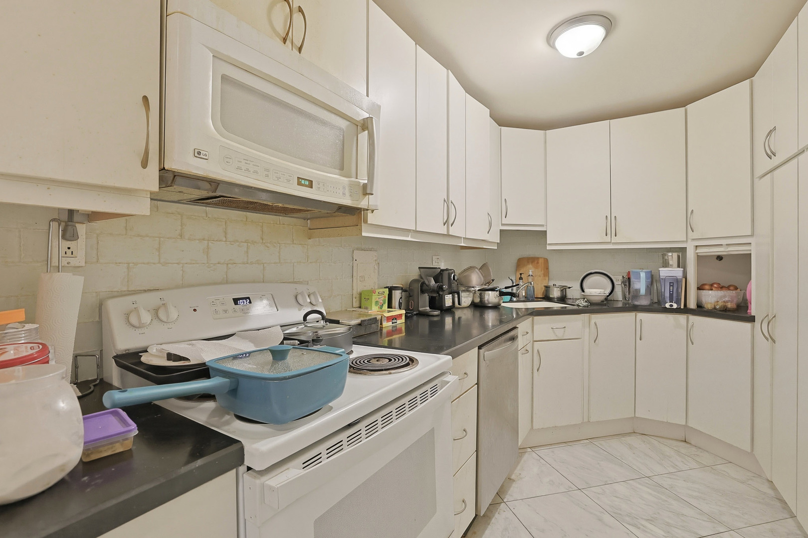 5701 North Sheridan Road, Unit 3E Chicago, IL 60660 - Photo 3 of 10