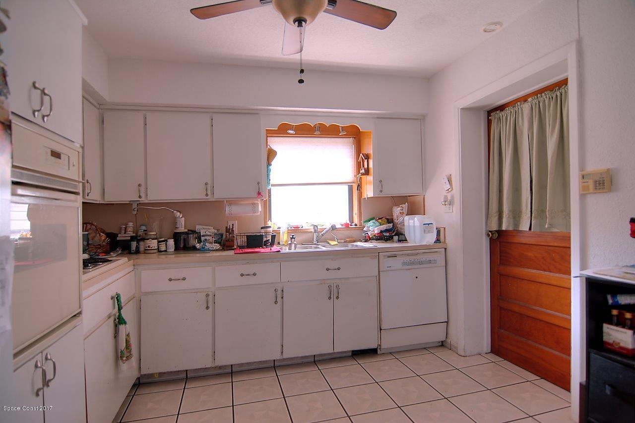 986 Santa Cruz Road Cocoa Beach, FL 32931 - Photo 2 of 10 kitchen