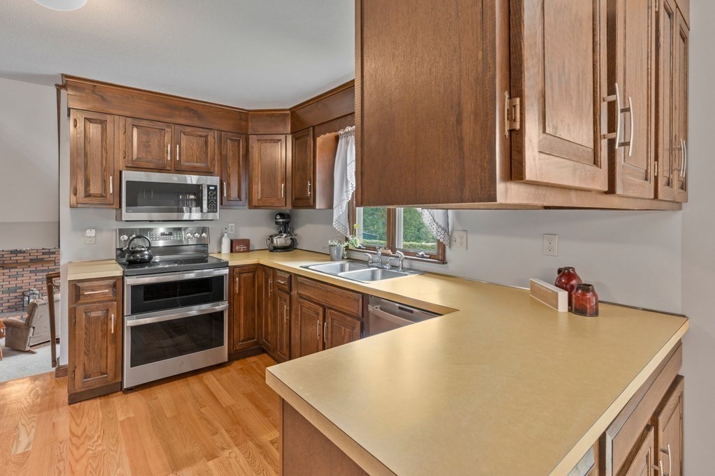 183 Basil Road Chicopee, MA 01020 - Photo 7 of 39