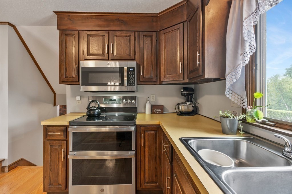 183 Basil Road Chicopee, MA 01020 - Photo 8 of 39