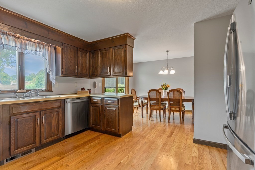 183 Basil Road Chicopee, MA 01020 - Photo 9 of 39