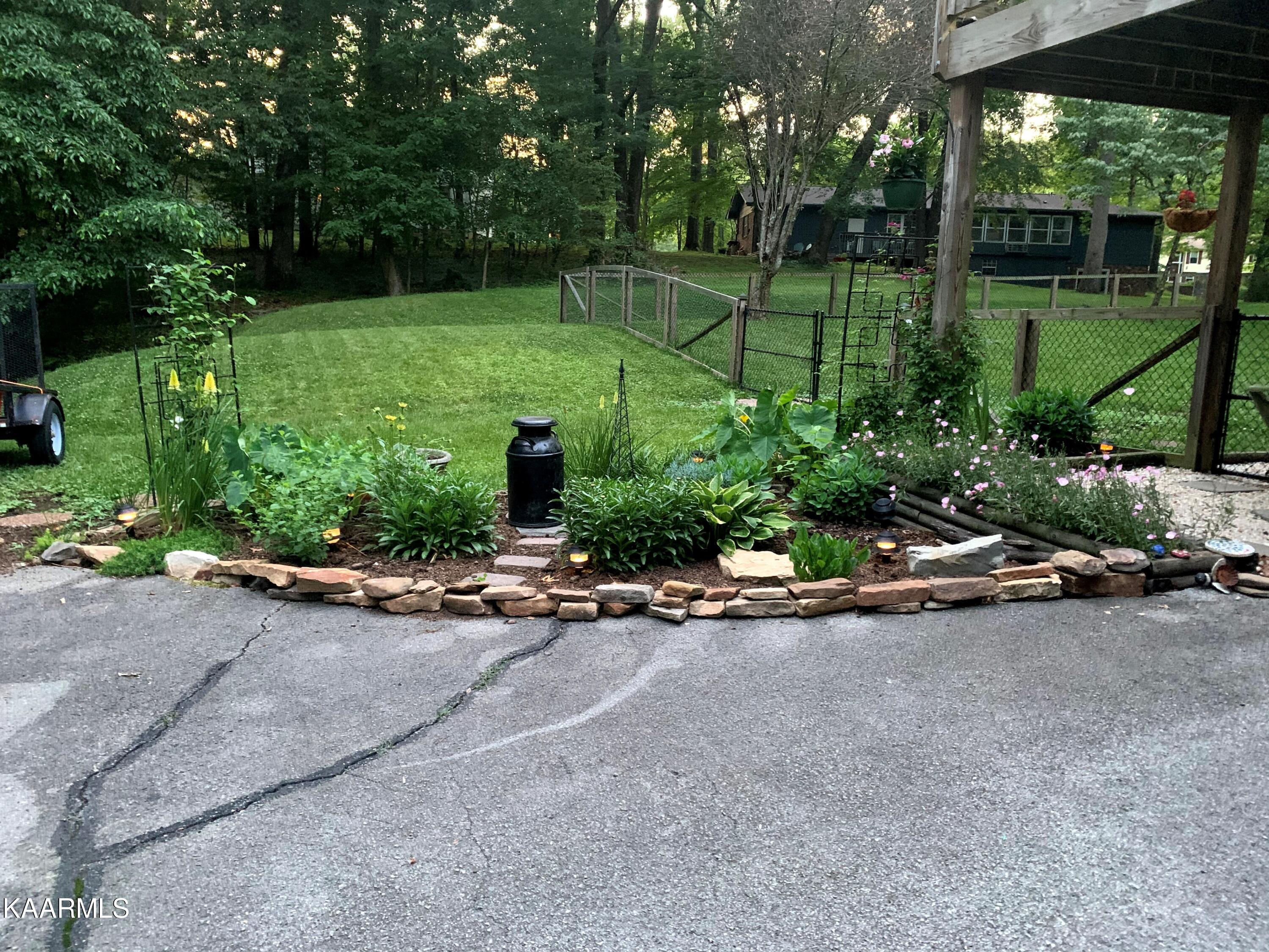 106 Moss Road Oak Ridge, TN 37830 - Photo 6 of 35 flowerbed 4