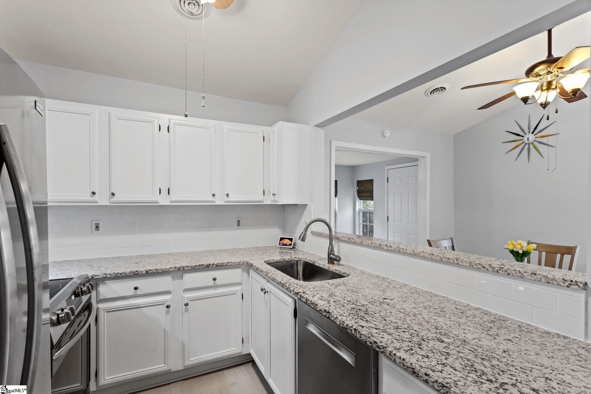 131 Daniel Court Mauldin, SC 29662 - Photo 6 of 14 Gallery Image 6