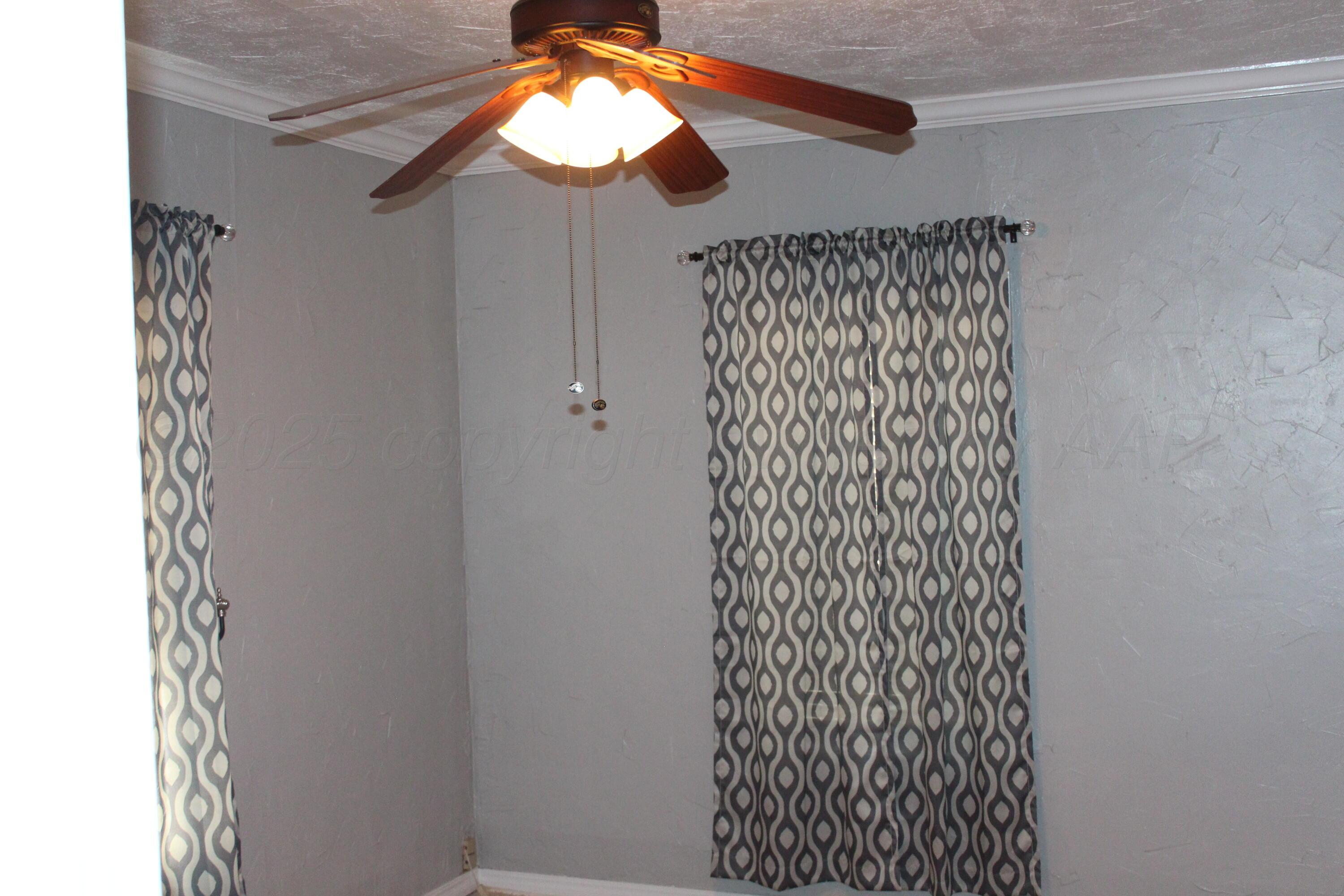 608 North 10th Street Memphis, TX 79245 - Photo 11 of 32 a view of a hallway